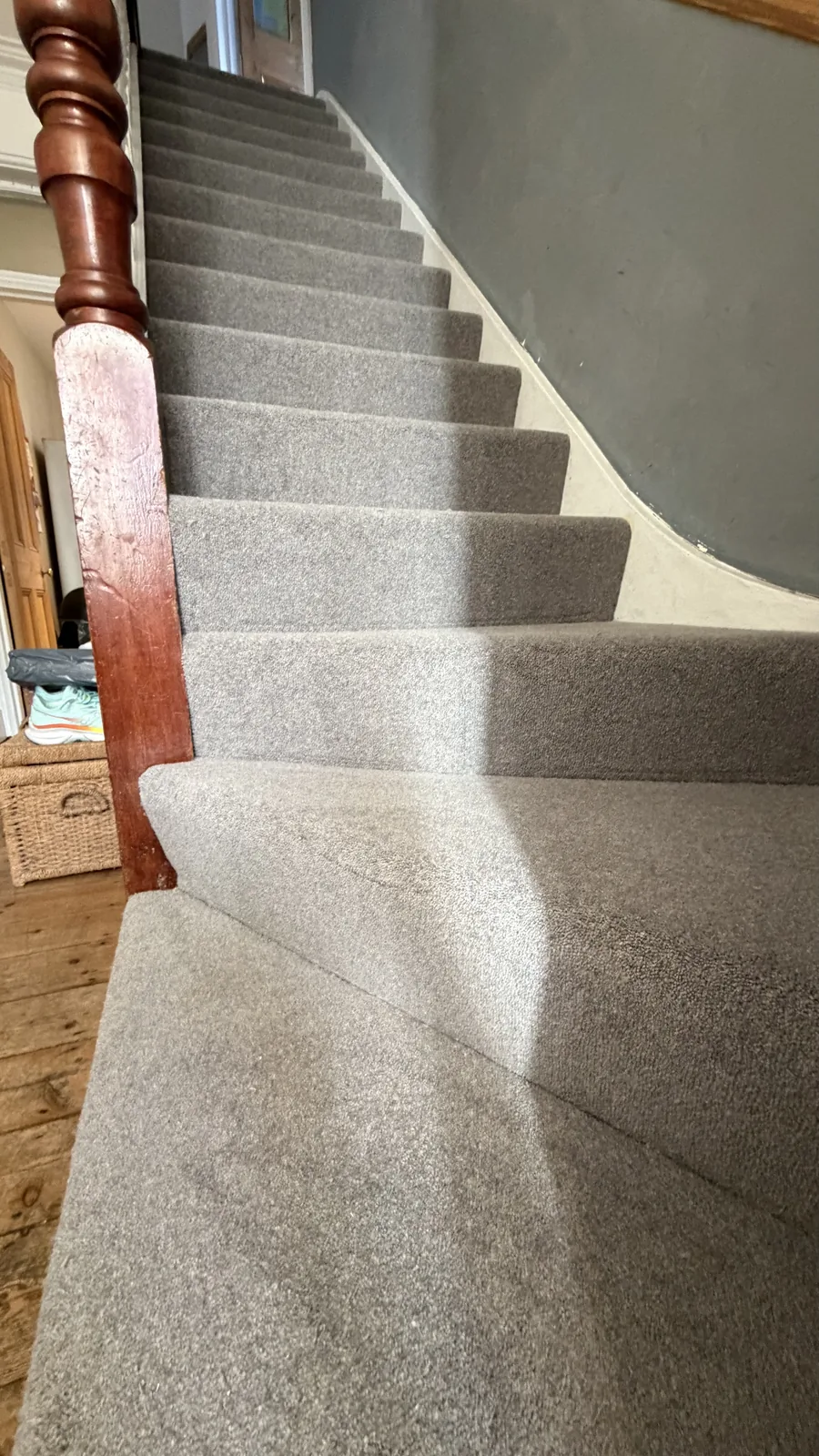 Light carpet fitted on stairs with a curved step
