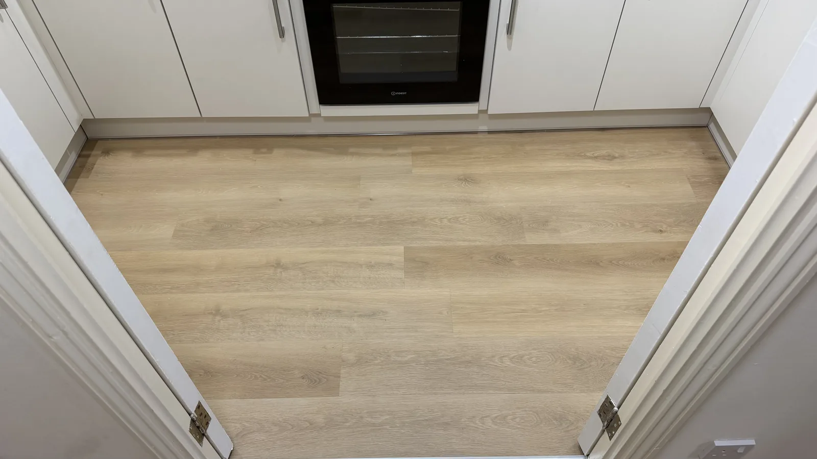 Light wood-effect LVT fitted in a kitchen